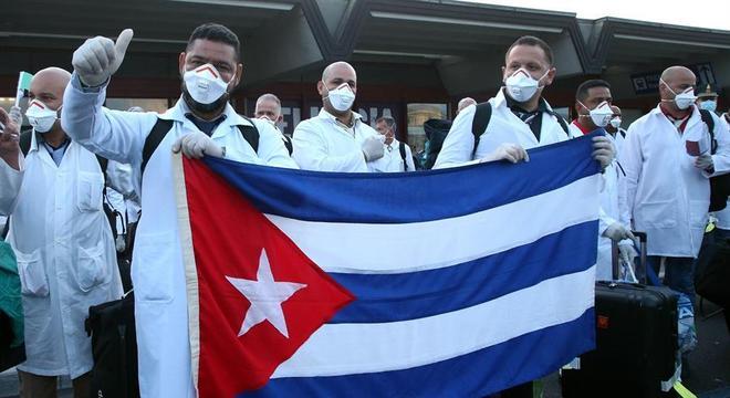 Médicos e enfermeiros cubanos chegam a Milão neste domingo (22)