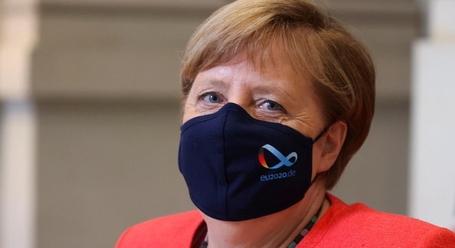 Angela Merkel, primeira-ministra da Alemanha, aparece usando máscara