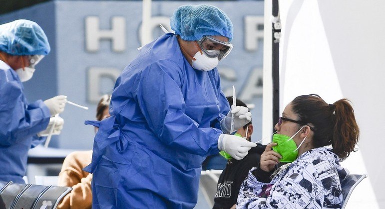 Enfermeira faz teste de Covid-19 na Cidade do México
