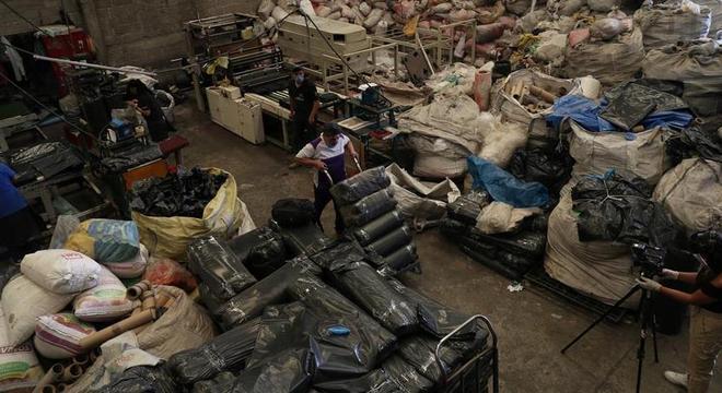 Funcionários fabricam sacos para cadáveres perto da Cidade do México
