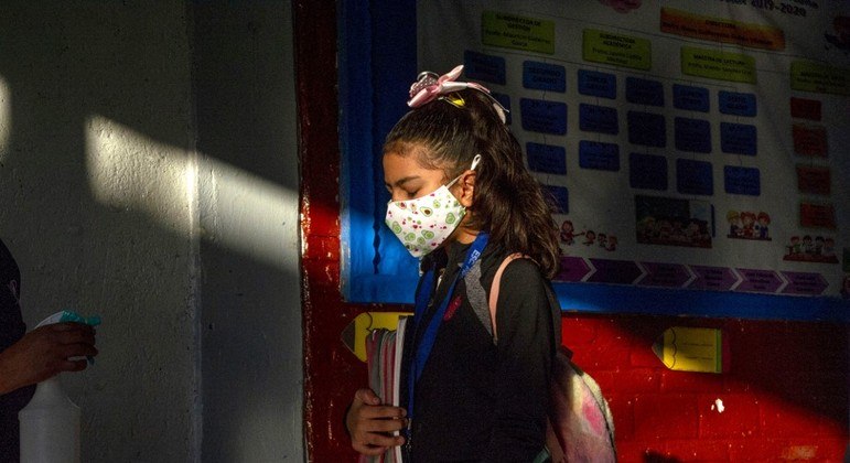 Funcionária faz higienização de aluna em escola na Cidade do México
