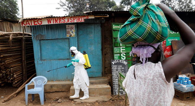 Desinfecção das ruas na favela de Kibera, em Nairóbi, durante a pandemia de covid-19