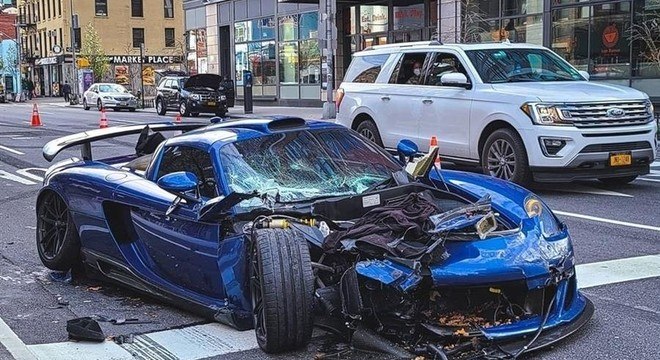 Avaliado em mais de R$ 3,8 bilhões, o Porsche ficou destruído