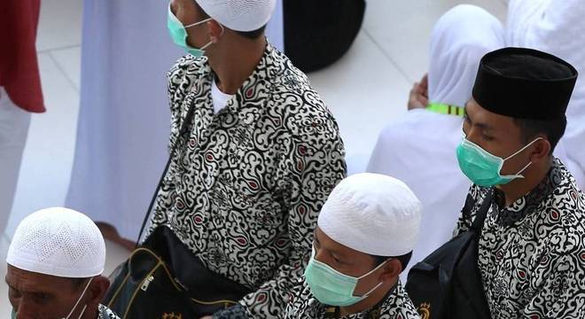 Peregrinos na Grande Mesquita de Meca usam máscara de proteção contra o coronavírus