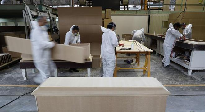 Fábrica de caixões em Lima aumentou a produção por conta da demanda