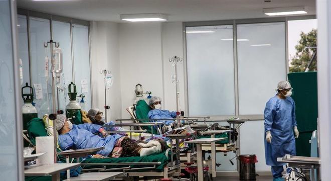 Pacientes com covid-19 atendidos em hospital de campanha montado em Lima