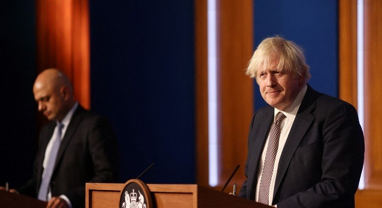 Boris Johnson aposta na vacinação para controlar a variante Ômicron no país 
