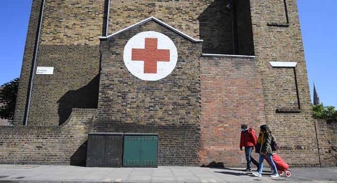 Refugiados buscam comida em centro da Cruz Vermelha em, Londres 