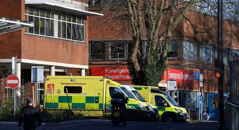 Sistema de saúde britânico sofre com o aumento de casos de Covid-19
