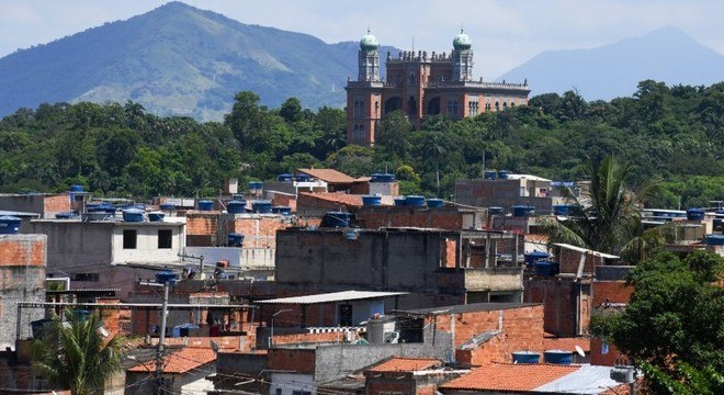 Projeto com 50 mulheres fabrica máscaras para todos os moradores da Maré
