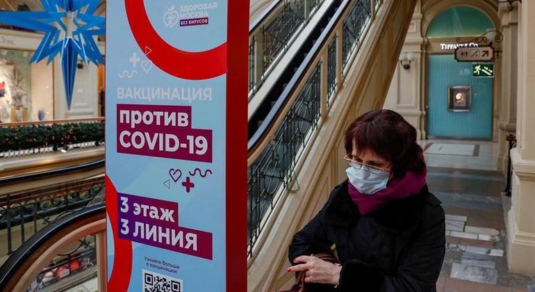 Mulher visita posto de vacinação em meio a um grave surto de Covid-19 em Moscou
