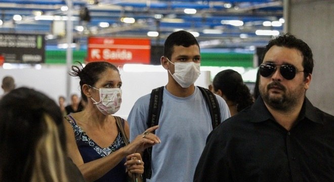 Populares usam máscara de proteção na região da Praça da Sé
