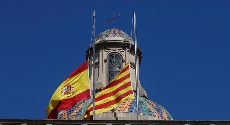 Bandeiras da Espanha e da Catalunha a meio pau na sede do governo catalão em Barcelona, em homenagem às vítimas da pandemia de covid-19