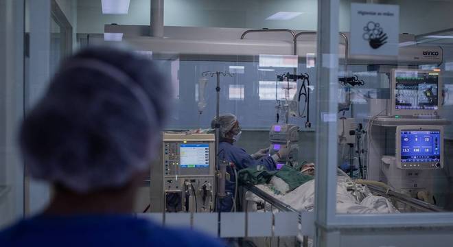De acordo com o Cofen, 14.465 profissionais de enfermagem foram afastados 