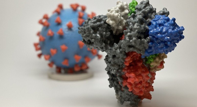 Impressão 3D da proteína de pico (localizada na coroa do vírus) que é sintetizada pelo RNAm