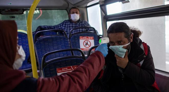 Governo da Turquia vai distribuir máscaras até mesmo em ônibus
