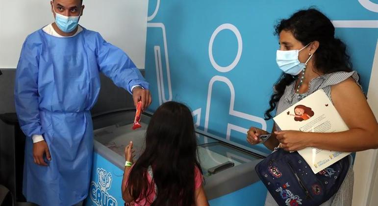 Menina ganha um sorvete após ser vacinada contra a Covid em um hospital de Montevidéu
