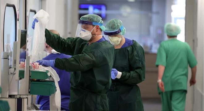 UTI em hospital de Essen,na Alemanha: país é o 5º no mundo em número de infectados
