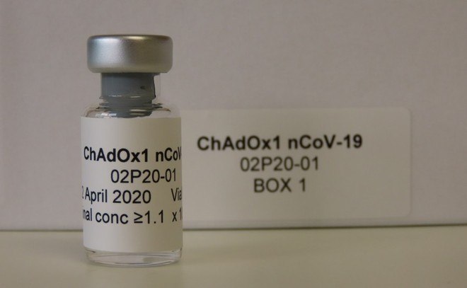 Vacina de Oxford: considerada pela OMS a mais adiantada no mundo em termos de desenvolvimento, a vacina desenvolvida em parceria pela Universidade de Oxford e a farmacêutica AstraZeneca também passa por testes no Reino Unido, Estados Unidos e África do Sul. No Brasil, são 5 mil voluntários. O imunizante tem se mostrado seguro e gerou uma resposta imune forte até mesmo em idosos. segundo o jornal Financial Times. A previsão é que ele seja disponibilizado no SUS (Sistema Único de Saúde) em março de 2021. Inicialmente, serão fornecidas 30 milhões de doses, e grupos mais vulneráveis, como idosos e profissionais de saúde, devem ser priorizados, de acordo com a Fiocruz (Fundação Oswaldo Cruz), que fará a produção no país. A vacina é baseada na tecnologia de vetor viral não replicante, no caso, um adenovírus que causa resfriado em chimpanzés e foi geneticamente modificado com partes do novo acoplaram ao adenovírus partes do coronavírus, a fim de ativar o sistema de defesa do organismo