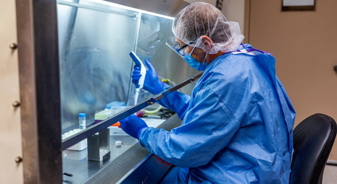 Pesquisador da Universidade de Pittsburgh trabalha em vacina para covid-19