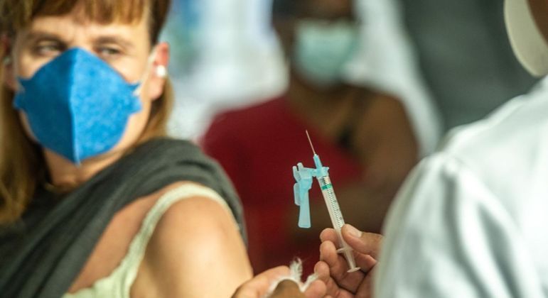 Vacinação contra a covid-19 em pessoas de 59 anos, em Porto Alegre (RS)
