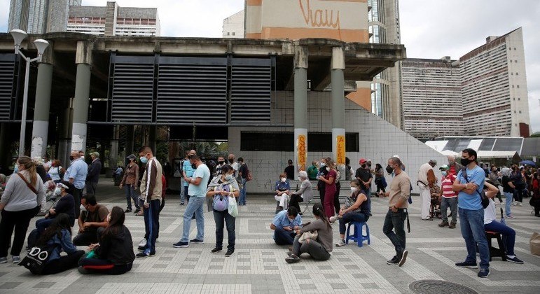 Venezuelanos passaram horas em filas para tomar imunizante contra a covid 