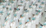 Enfermeiras de Wuhan, na China, comemoram o Dia da Enfermagem com foto coletiva no pátio de hospital. Wuhan foi o primeiro epicentro da epidemia de covid-19
