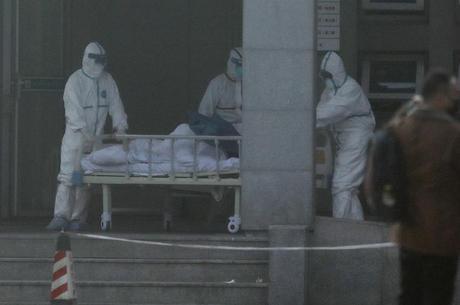 Médicos de Wuhan atendem pacientes com coronavírus