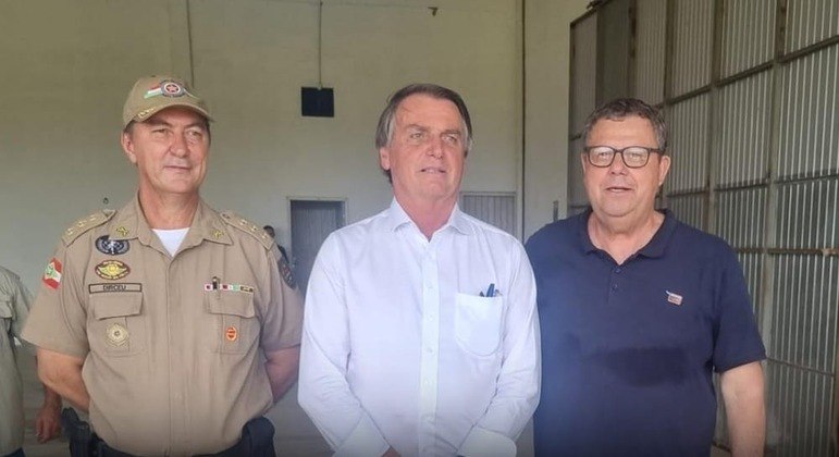 Deputado (de azul)
 recebeu Bolsonaro em cidade catarinense nesta segunda (27)