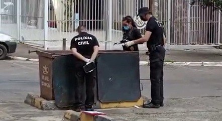 Policiais isolam contêiner em que corpo foi encontrado
