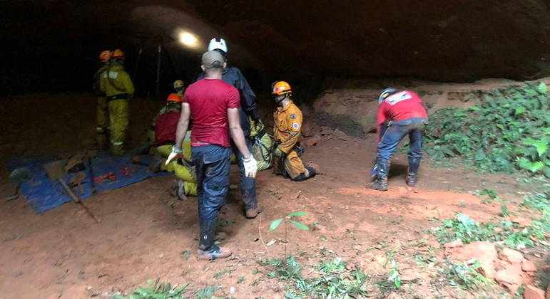 Estruturas da gruta apresentam fraturas e fissuras que favorecem a queda de placas