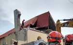 Militares passaram a sexta-feira inspecionando edificações danificadas pelo terremoto de 14 de agosto