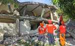 Militares passaram a sexta-feira inspecionando edificações danificadas pelo terremoto de 14 de agosto
