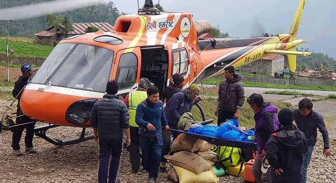 Corpo de um alpinista japonês é retirado de acampamento no Everest; restos mortais de pessoas que morreram há algum tempo estão aparecendo com maior frequência, segundo associações locais