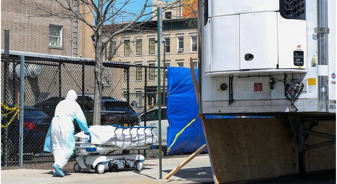 Vários mortos por coronavírus de Nova York são levados a necrotérios móveis