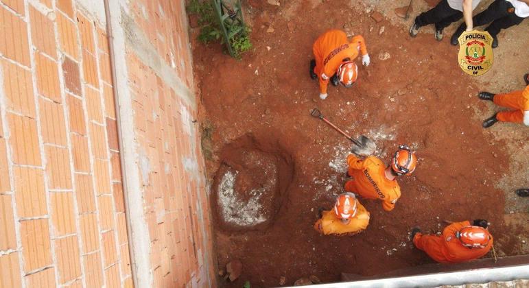 Bombeiros cavam terreno durante busca a corpo em local do cativeiro, em Planaltina