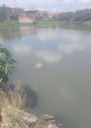 O corpo foi encontrado na margem do rio Tietê