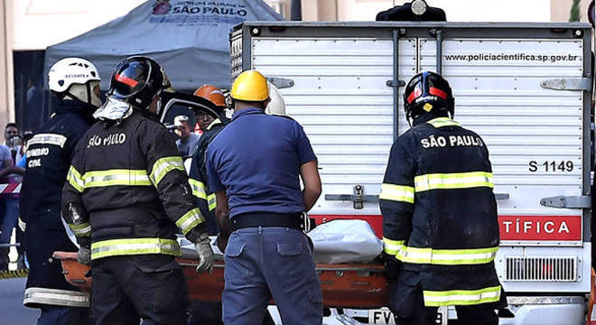 Agentes levam o corpo para o carro da PolÃ­cia CinetfÃ­cia