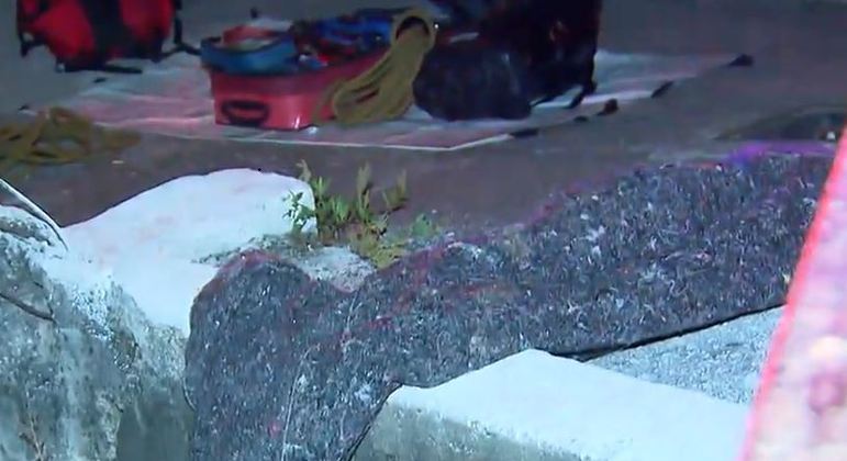 Corpo de homem encontrado dentro de saco é retirado do rio Tamanduateí, no centro de SP