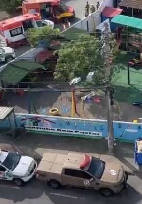 Imagens mostram os corpos das vítimas, que tinham entre 4 e 7 anos, no chão do parque. Uma professora informou que não estava no mesmo local onde ocorreu o ataque, mas viu a correria. 'As pessoas começaram a correr, e agora tem quatro corpos no parque', contou
