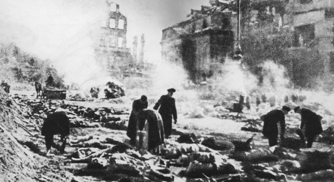 Milhares de pessoas morreram, algumas sufocadas pela tempestade de fogo