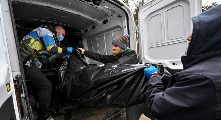 Corpos continuam sendo recolhidos por autoridades ucranianas em Bucha