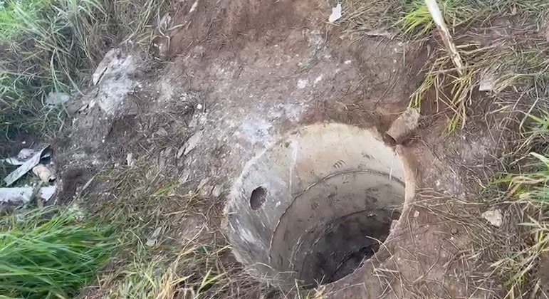 Cisterna onde corpos foram encontrados ao lado de uma casa abandonada no núcleo rural de Planaltina (DF)