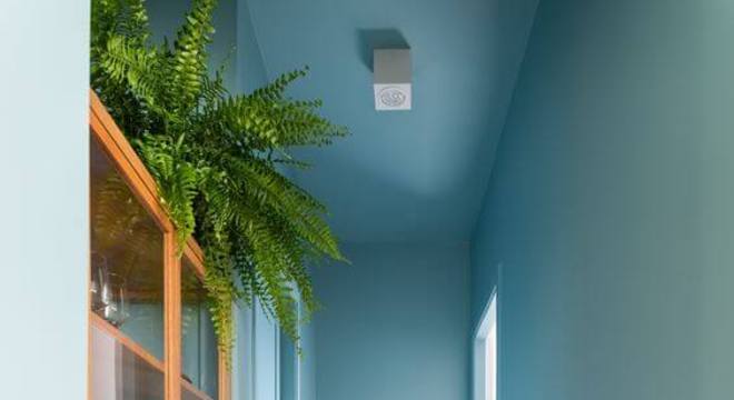 Corredor de casa com parede em azul claro