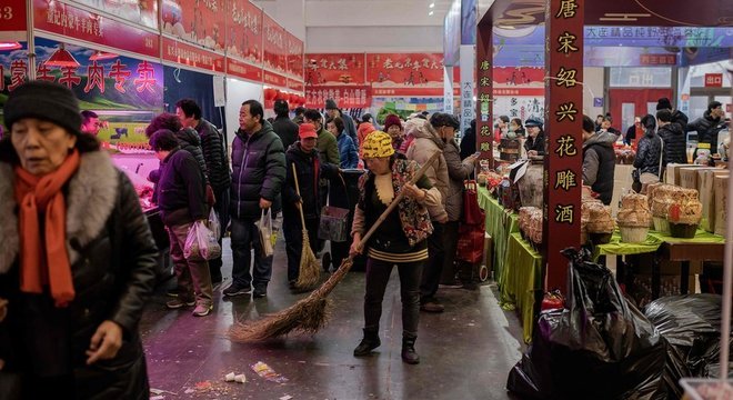 Os chamados 'mercados molhados' viram símbolo da estigmatização de hábitos alimentares chineses, apontam cientistas sociais; na foto, se vê um mercado em Pequim