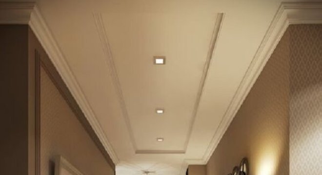Corredor elegante com piso laminado claro