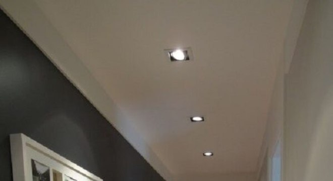 Corredor estreito com piso laminado