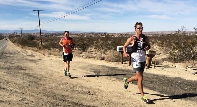 Atletas participam da Race Across the USA em 2015 