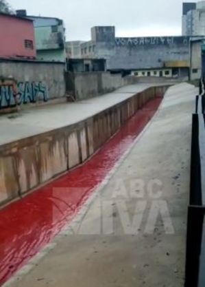 Córrego no ABC paulista tem coloração vermelha