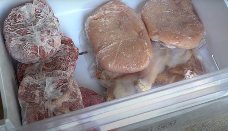 CORRETO: Armazenar as carnes em potes ou plásticos como proteção. Carnes que só serão preparadas após 3 dias devem ficar no congelador. 